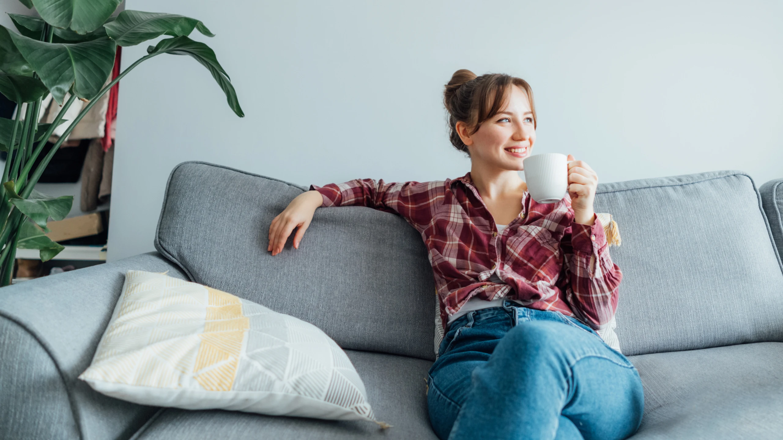 Vega Lend woman on couch having tea