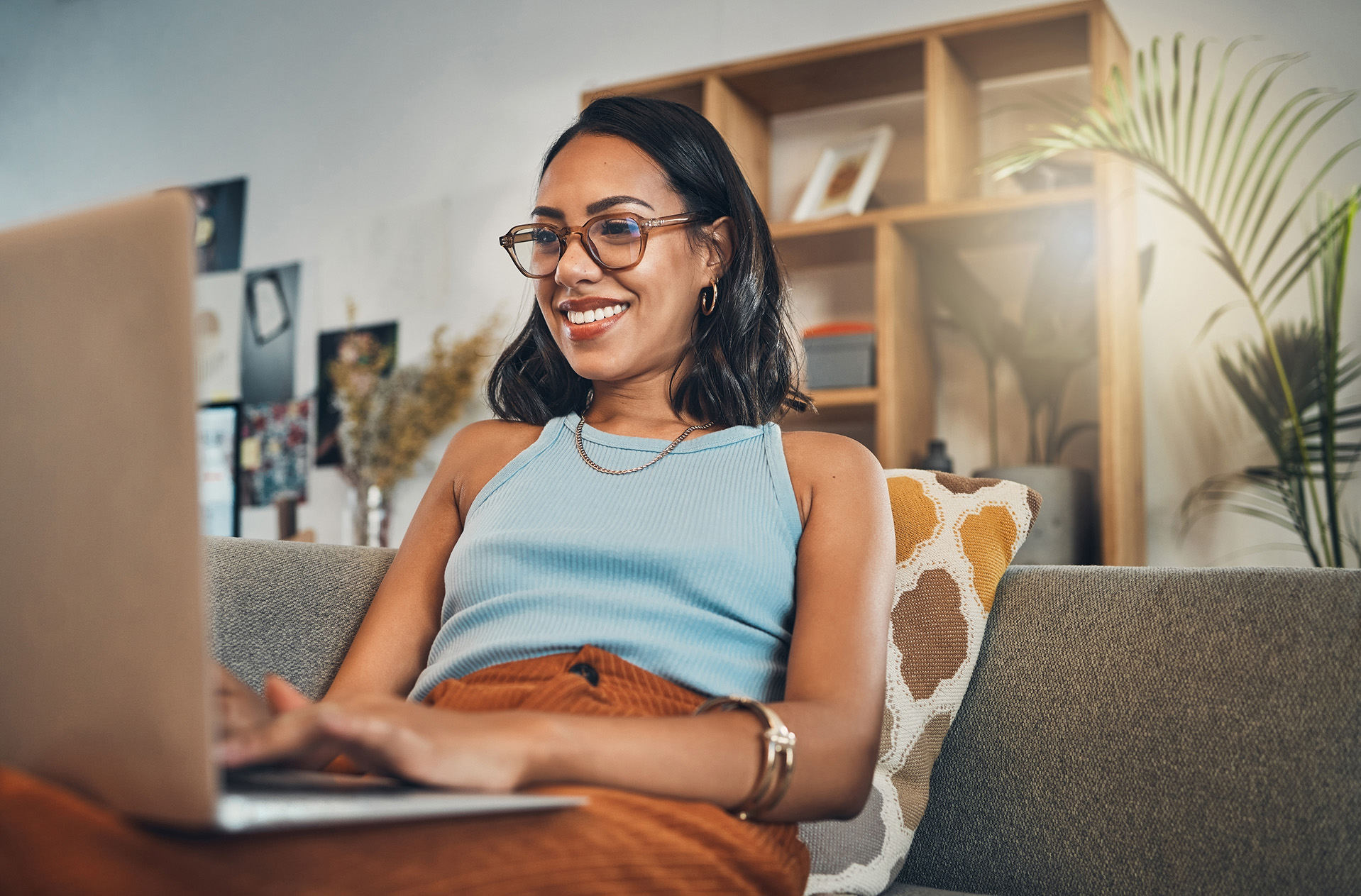 Vega Lend female laptop searching